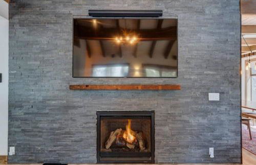 Extra Spacious 2BR Cabin w Office and Outdoor Deck - Foto 2