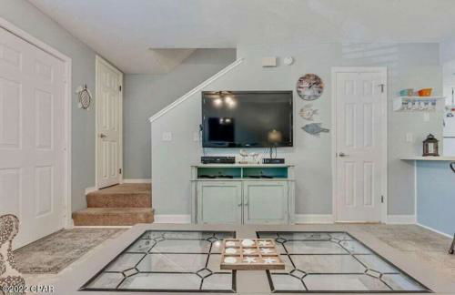 Desirable Pet Friendly Resort, 3 minute walk to the Beach, Beachside Pool & Restaurant Message for Snow Bird Rates - Photo 7