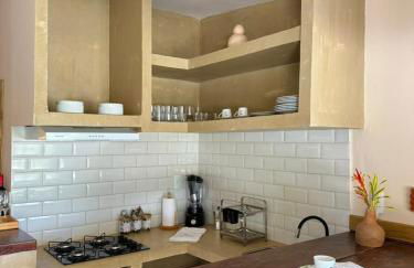 Container Vermelho na beira do rio e a poucos metros do mar com cozinha completo em mogiquiçaba bahia - Foto 10