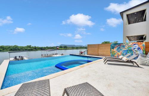Wave on Wave Haus and Concierge Services - Photo 1