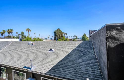 Koreatown Hollywood Urban Oasis 1 Bedroom Loft with Private Parking and Balcony - Photo 17