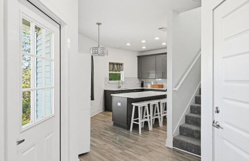 Modern Pine-Scented Retreat – 30 Mins to Beach! home - Foto 17