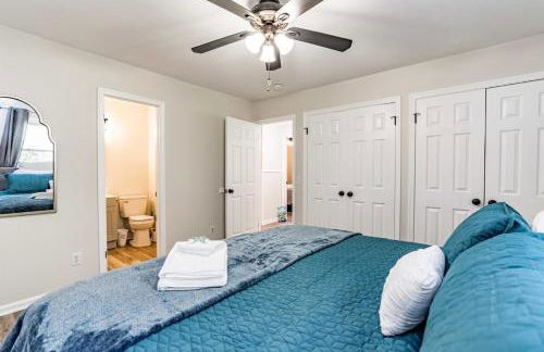 Renovated N Raleigh home with firepit wifi & king bed - Foto 14