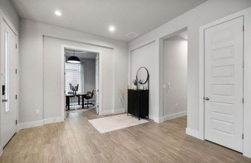 Luxe Modern 4B House with Office 20 min to DT - Foto 22