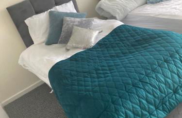 Goldthorn Wolverhampton sleeps 5 long term comfortably and families - Foto 3