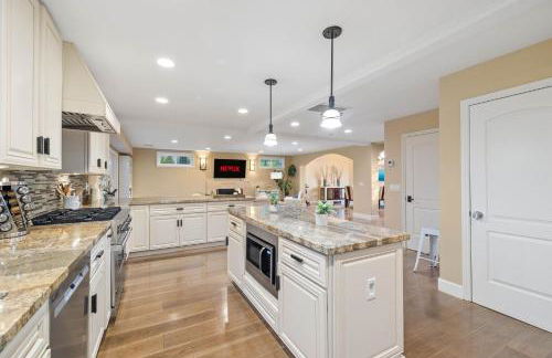 Oceanview Luxe Retreat with Rooftop - Foto 56