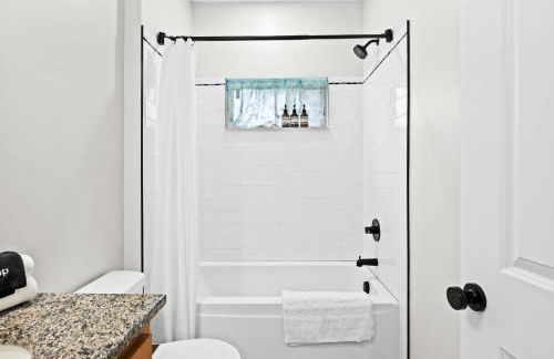 3BR 2BA Home with King Queen & Twin Beds - Foto 55