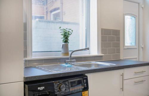 Spacious & Modern Oasis, 4-Bed House, Sleeps 7 - Foto 25