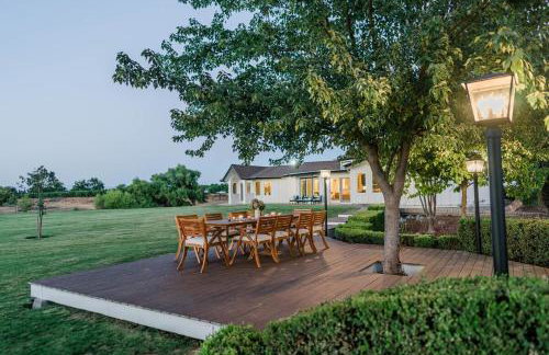 Riverfront Beauty with Pickle Ball Court - Foto 62