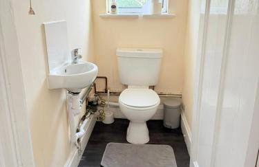 Large 4 Bedroom Sleeps 8, Spacious Apartment for Contractors and Holidays near Bedford Centre - 1 FREE PARKING SPACE & FREE WIFI - Foto 17