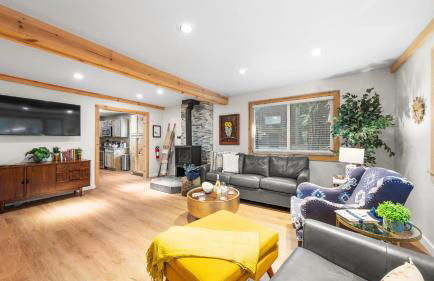 Sweet Pine Deck + Hot Tub, Cozy Modern Interior Close to Ski Resort! - Foto 3