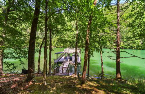 Secluded Lakefront Escape w Private Dock, 600ft Shoreline and Views, Sleeps 13 - Foto 8