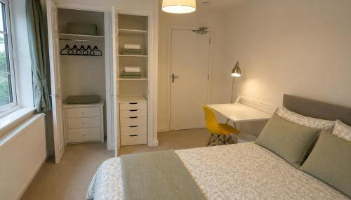 2 Bedroom-House-Sleeps 5 In Front Horley Station -Near Gatwick Airport - Foto 3