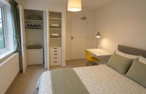 2 Bedroom-House-Sleeps 5 In Front Horley Station -Near Gatwick Airport - Foto 3