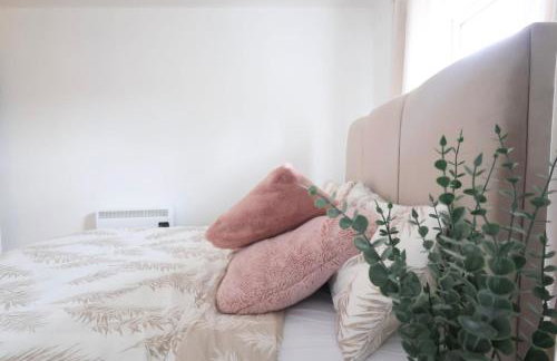 Stylish 2-Bed flat near IKEA & J9 M6 Free Parking - Foto 13