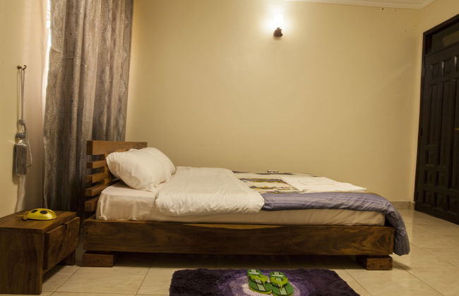 Three Bedroom art themed apartment - Photo 10