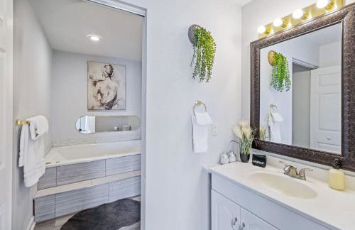 New Renovated 5BD Home with Hot Tub Sauna & Game Rm - Foto 36