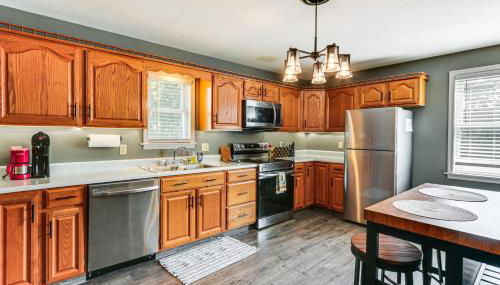 Walk to Town Charming Unit with Balcony in Bedford! - Foto 2