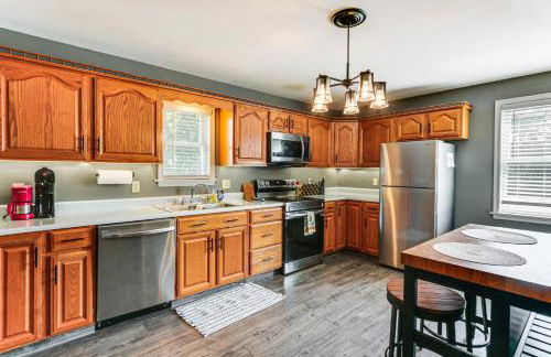 Walk to Town Charming Unit with Balcony in Bedford! - Foto 2