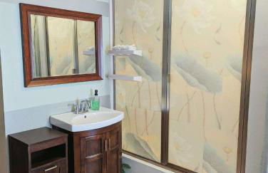 Uptown area, Cozy king Suite, quiet and private, free parking, walk to restaurants - Foto 15