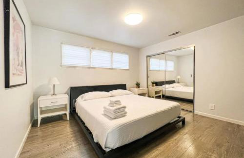 Bright 2-BR Home Near LAX with Shared Yard - SH2-LAD - Foto 7