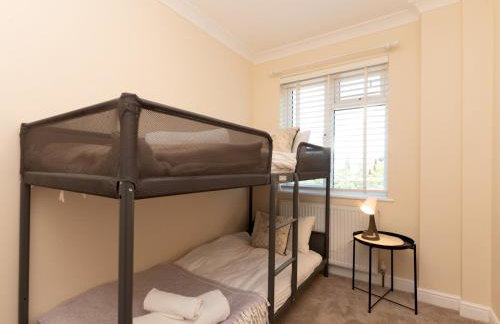 Pass the Keys Stunning Spacious Chessington Gem with Parking - Photo 36