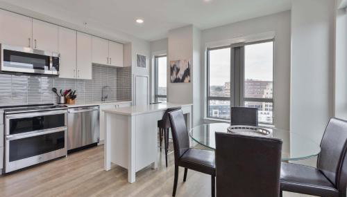 Spacious Apt Downtown - Photo 2