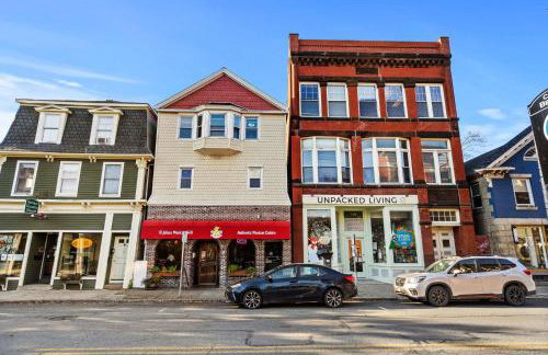 Downtown Beverly Apartment 8 Minutes to Salem and has King Beds - Photo 2