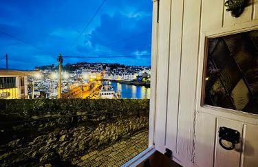 Mariners Cottage - Waters edge Fisherman's Cottage, Harbour & Sea Views & Free Dedicated Parking - Photo 1