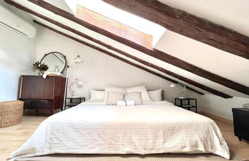 Apartment in monumental square Madrid Center - Photo 36