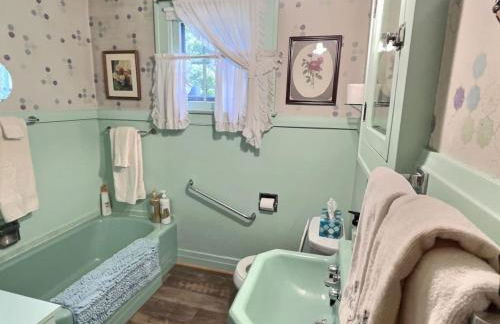 Historic McDowell House Antique Charm by Hospital - Foto 27