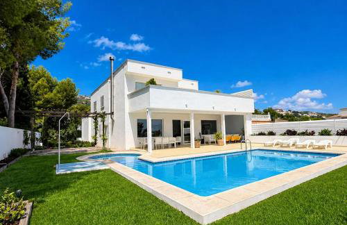 Preciosa villa con piscina, jardín y vistas al mar WIFI - Foto 2