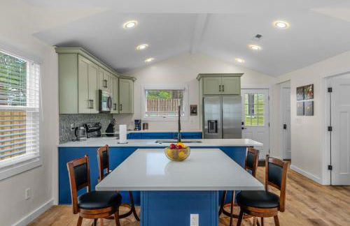 Stylish 4BR Haven: Serene Backyard and Fire Pit - Foto 18