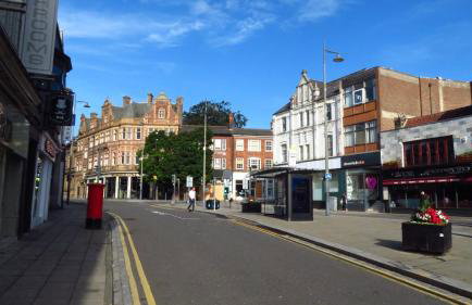 Apartment 4 - striking, 2 bedroom luxury apartment - close to town, mainline rail & theatre - Photo 24