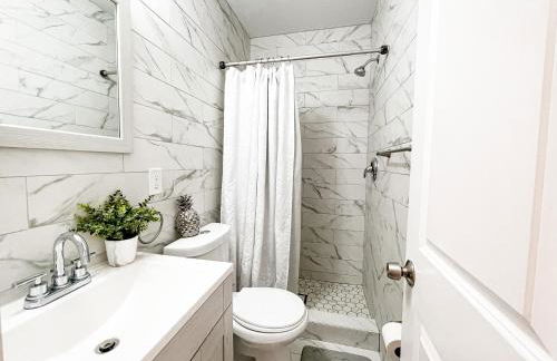 Cheerful & Modern Home w/ a Walkout Deck Area - Foto 21