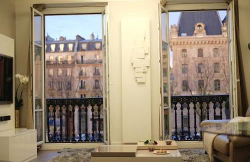 Two Bedroom Luxury Apartment - Balcony with View of Notre Dame - Foto 16