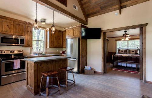 Two-Bedroom Cabin Rental with Fully Equipped Kitchen near Fredericksburg, Texas - Foto 3