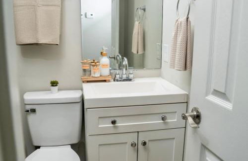 Uptown LUXE Retreat with Parking & Walk to City Center - Foto 35