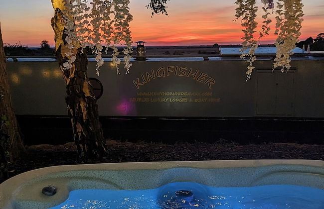 Narrowboat With Hot Tub, Spa, Cruising And More - Photo 11