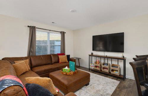 New 3BR Raceday Retreat - Steps from Speedway - Foto 11