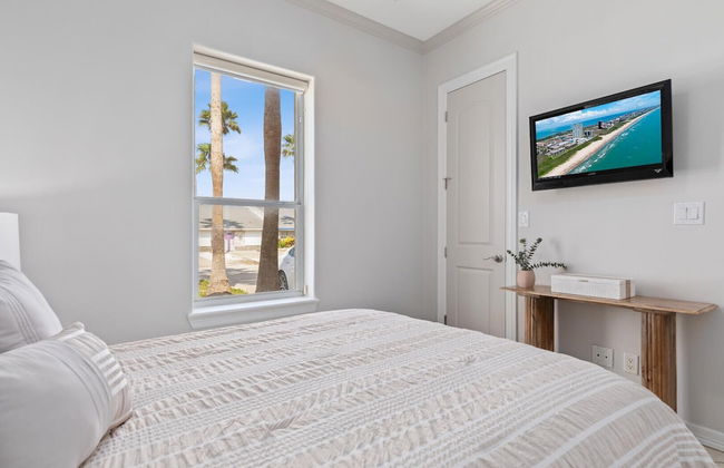 Modern Ground flr Condo 1/2 Block to Beach w Pool! - Foto 5