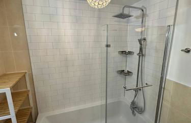 Stylish & spacious 3 bedroom entire house in Lisburn with parking - Foto 17