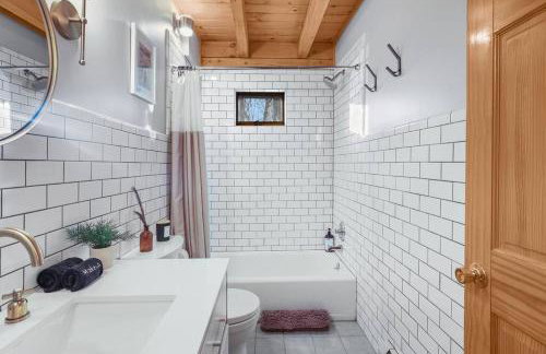 Lakefront Log Cabin, Private Lake Access w/Peloton - Foto 13