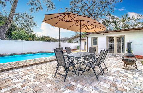 Poolside Paradise with Basketball Court - Foto 8