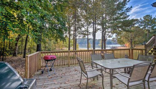 Lakefront Westminster Retreat with Boat Dock! - Foto 3