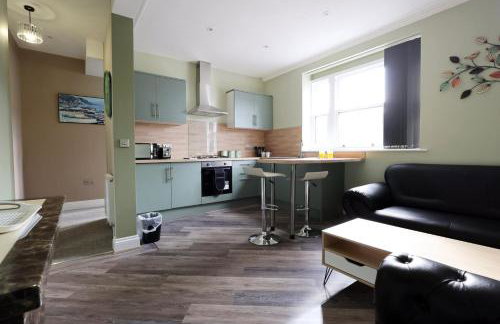 Modern Comfort 4 Bedrooms and Great Location - Foto 11