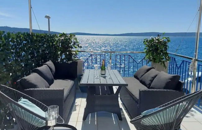 Coastal Charm in Kaštel Kambelovac With Terrace & Sea Views - Foto 8