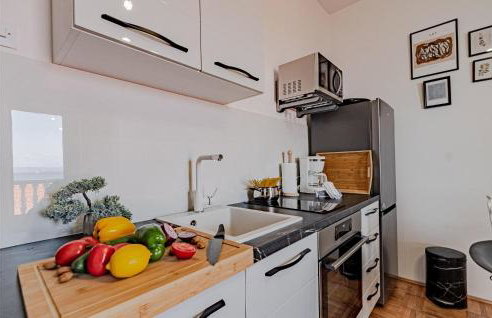 2 Bedroom Nice Apartment In Prigradica - Foto 6