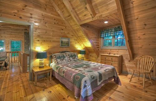 K6 Lodge Gather around the firepit soak in the hot tub and splash in the creek - Foto 35