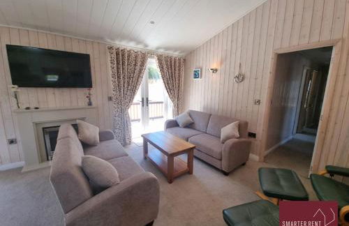 Milford on Sea - 4 Bedroom Lodge in Shorefield Country Park - Photo 1